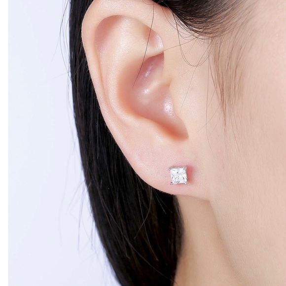 🚨🚨🚨SALE🚨🚨🚨 Sterling Silver Stud Earrings - Picture 3 of 7